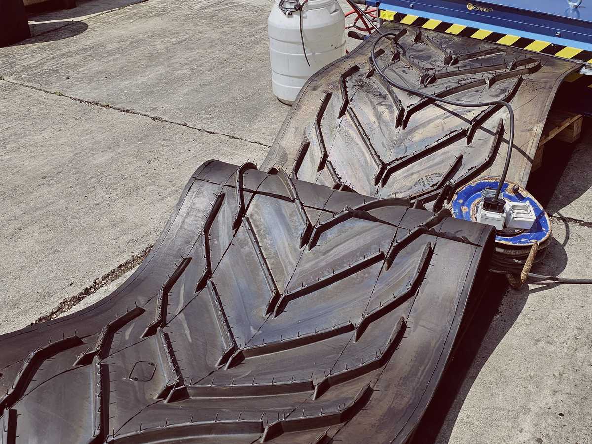 Gumena transportna traka sa V rebrima (Chevron)