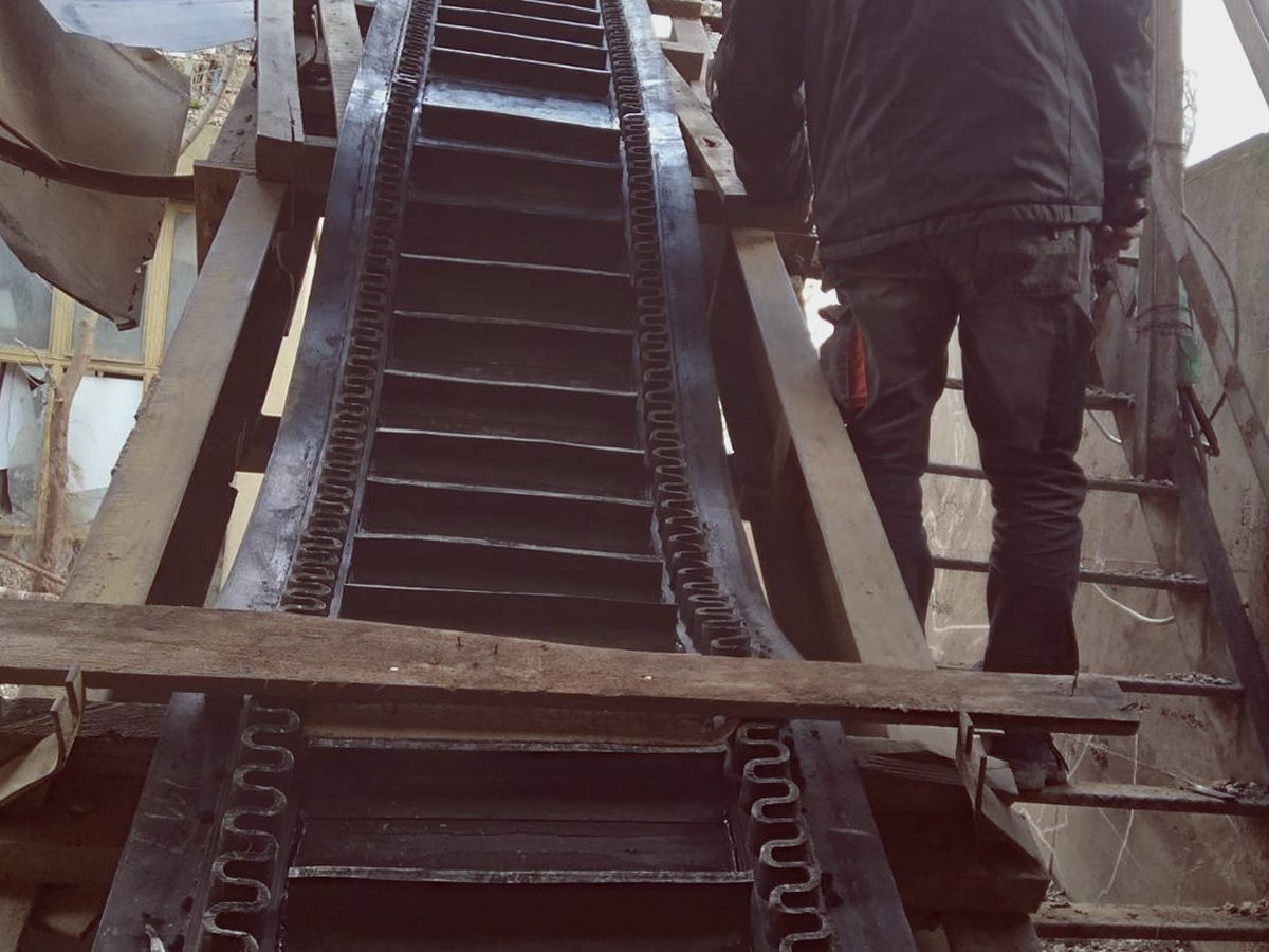 Radnik METAL-X na servisu kosog transportera