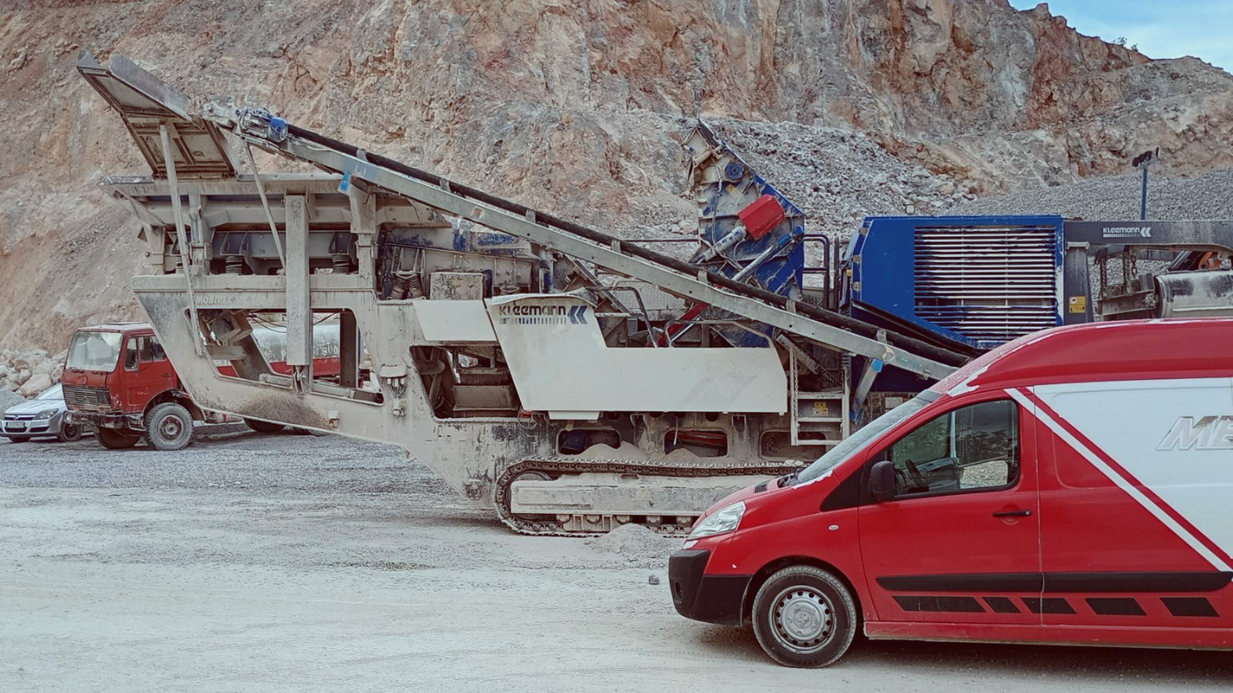 Servis transportne trake na drobilici u kamenolomu — teren METAL-X